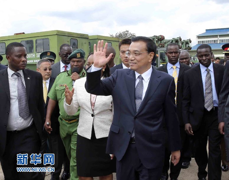 5月11日，中国国务院总理李克强参观肯尼亚国家青年服务队。新华社记者 丁林 摄