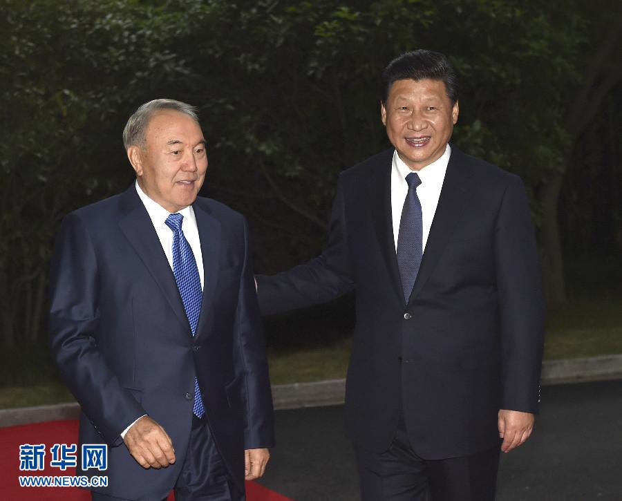  5月19日，中国国家主席习近平在上海同哈萨克斯坦总统纳扎尔巴耶夫举行会谈。这是会谈前，习近平在上海西郊会议中心广场为纳扎尔巴耶夫举行欢迎仪式。新华社记者 马占成 摄 