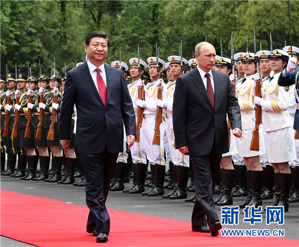 2014年5月20日，国家主席习近平在上海同俄罗斯总统普京举行会谈。这是会谈前，习近平在上海西郊会议中心广场为普京举行欢迎仪式。