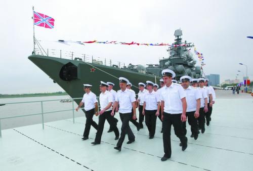 5月19日，俄罗斯海军“瓦良格”号导弹巡洋舰官兵前往中国海军导弹驱逐舰郑州舰参观。