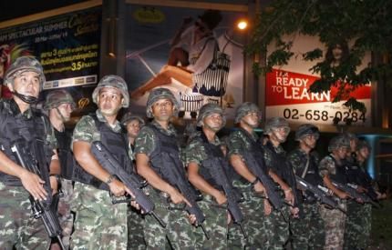泰国曼谷街道上的士兵。