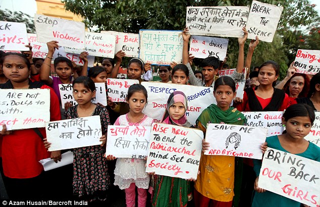 一群印度年轻女孩手持标语对这一残酷行径表示不满