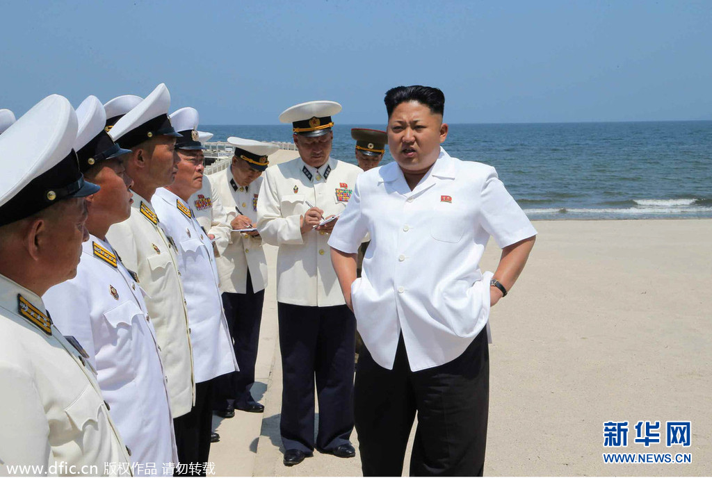 朝鲜电视台播出金正恩指导海军指挥官游泳训练