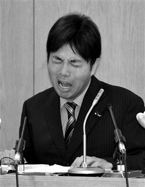 日本兵库县议员野野村龙太郎在记者会上大哭