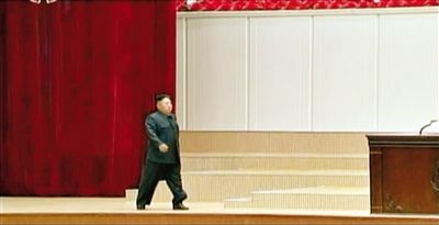 8日，在朝鲜中央电视台的直播镜头中，金正恩走向主席台时有些一瘸一拐。