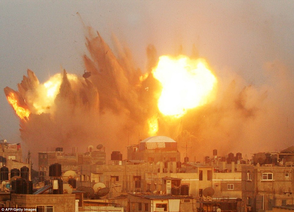 据悉，巴勒斯坦激进分子已经警告国际航空公司称，他们计划发射火箭炮袭击特拉维夫机场。图为以色列周五清晨空袭加沙地带时爆炸造成的巨大火球。