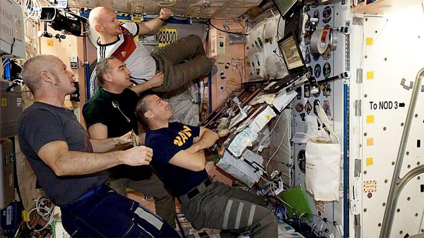 德国宇航员在国际空间站看世界杯决赛照片走红