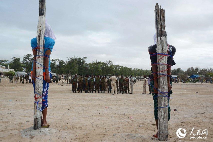 索马里两名男子涉嫌谋杀 被绑于木桩等待枪决
