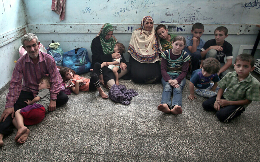 加沙地带的巴勒斯坦儿童因战火流离失所（组图）