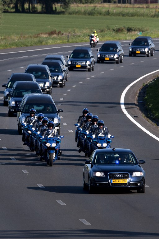 荷兰举行仪式迎接马航遇难者遗体 民众自发默哀