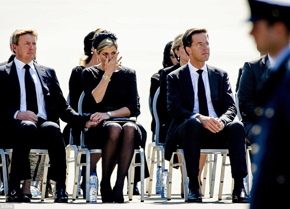 荷兰举行仪式迎接马航遇难者遗体 民众自发默哀