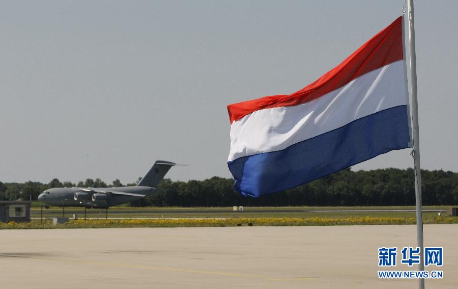 （国际）首批马航MH17航班遇难者遗体运抵荷兰