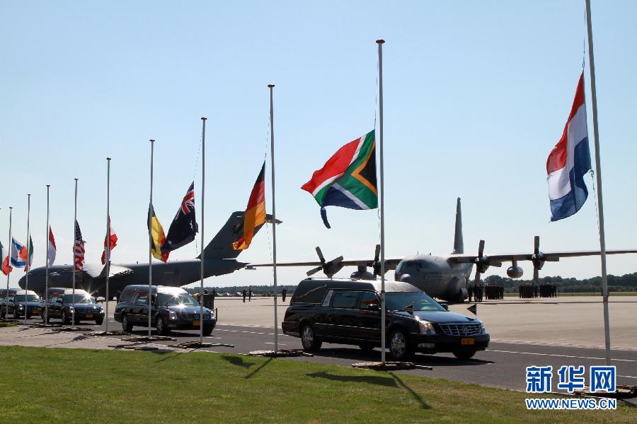 （国际）（4）首批马航MH17航班遇难者遗体运抵荷兰  