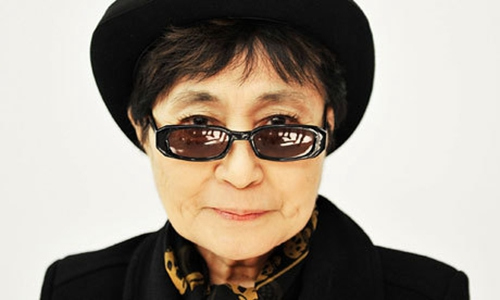 列侬遗孀小野洋子赴广岛与民众折纸鹤祈祷和平