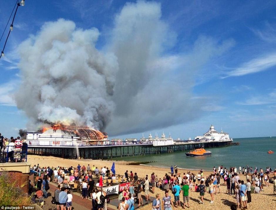 历史悠久的英国景点伊斯特本码头遭火焰侵吞
