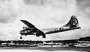　　“伊诺拉·盖伊”当年执行轰炸任务后返回基地。