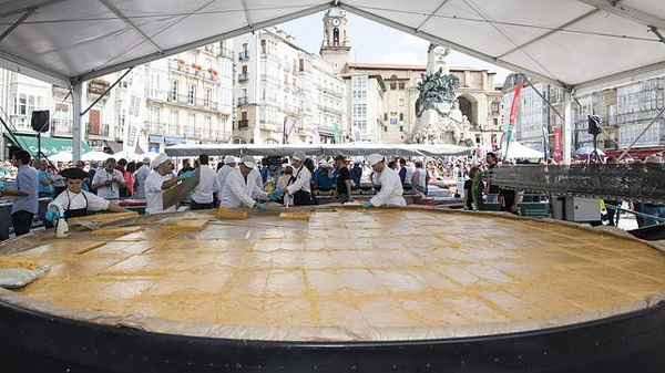 西班牙烹制世界头号土豆饼 直径5米重1吨半(图)