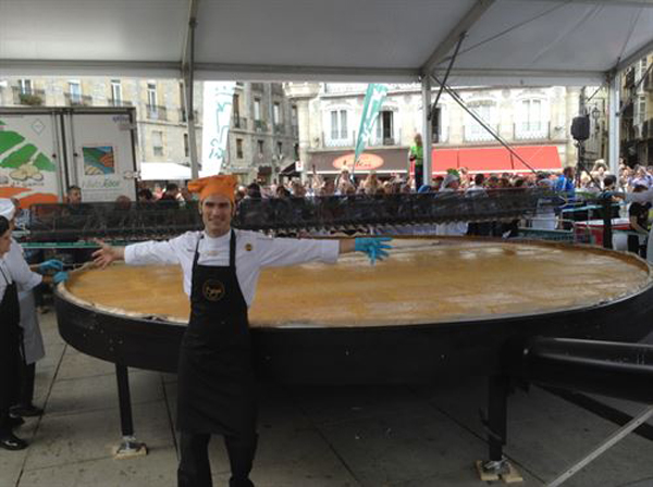 西班牙烹制世界头号土豆饼 直径5米重1吨半(图)