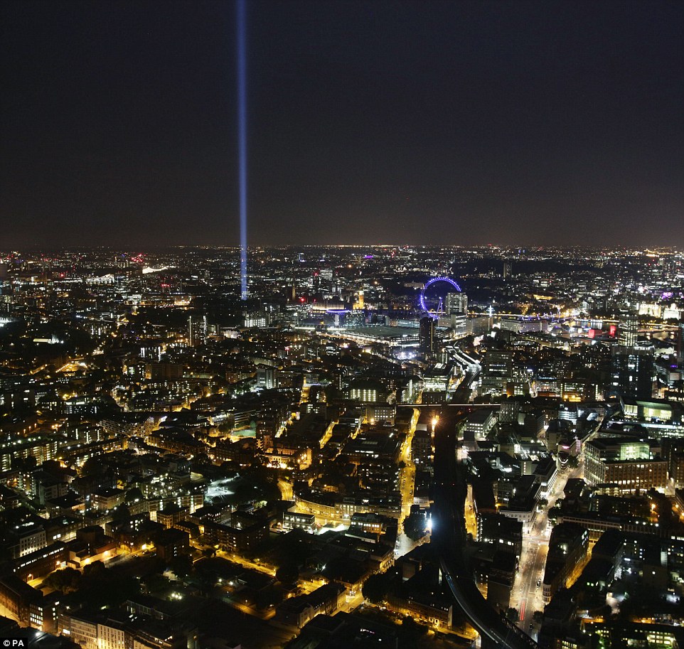 伦敦纪念一战光谱演出穿透夜空