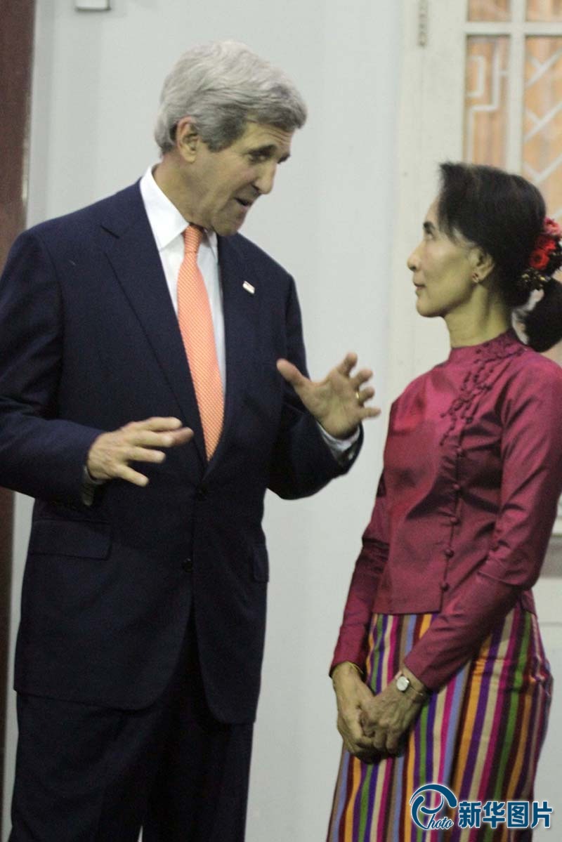美国务卿访问缅甸 与昂山素季会晤为佛像洒水（高清）