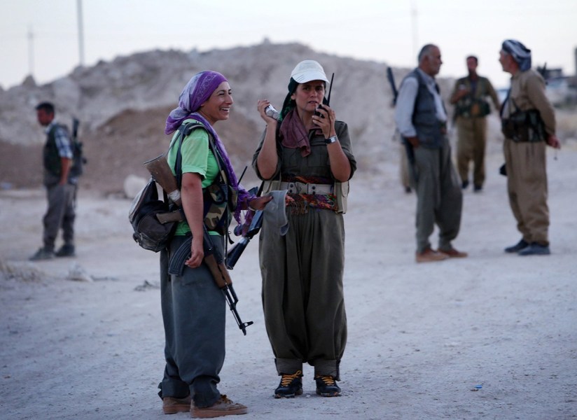 当地时间8月9日，库尔德工人党女战士在与“伊斯兰国”极端分子作战前线。