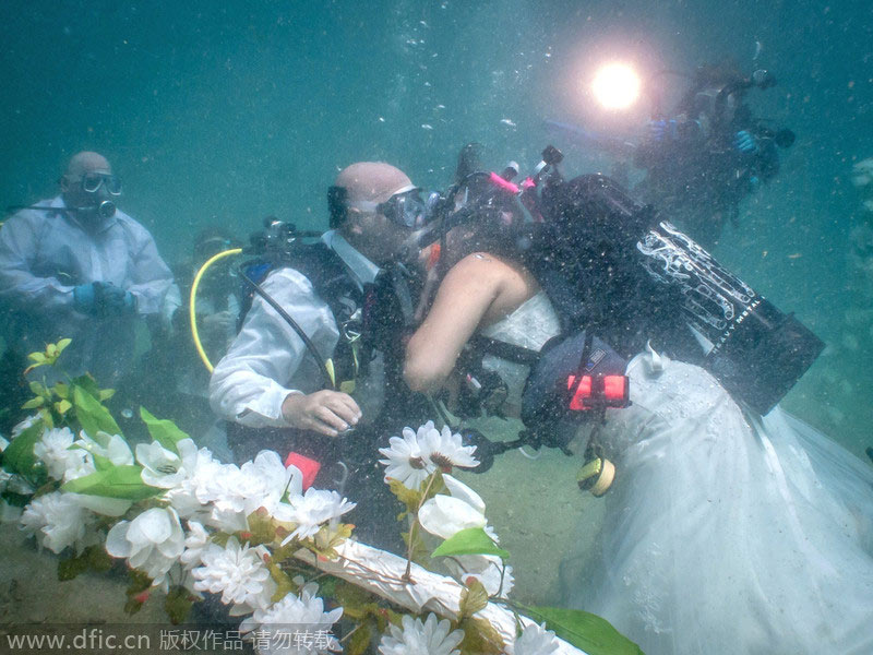 你问我爱你有多深？美国夫妇在三十英尺水下成婚