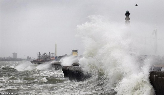 英国遭伯莎飓风袭击 市民忙躲避自然灾难