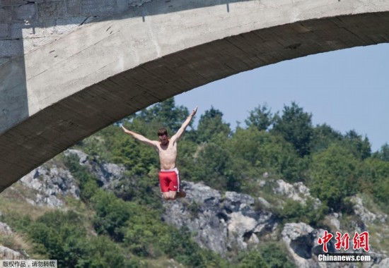 科索沃举办高桥跳水比赛 22米高度一跃而下