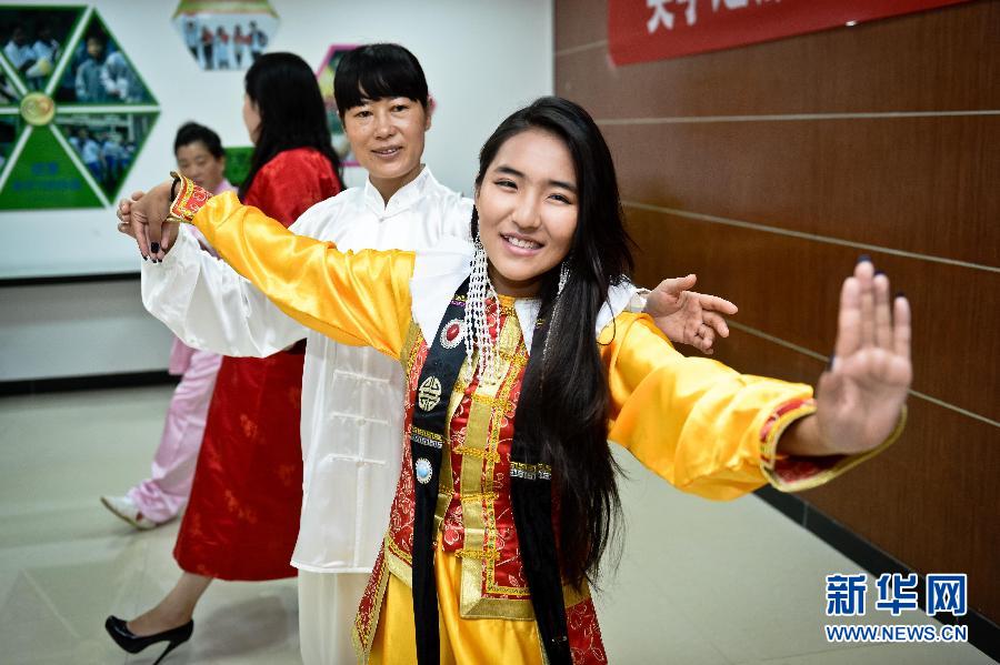 蒙古国大学生感受中国传统文化