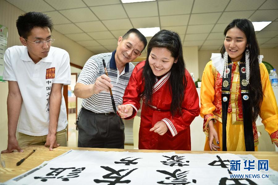 蒙古国大学生感受中国传统文化