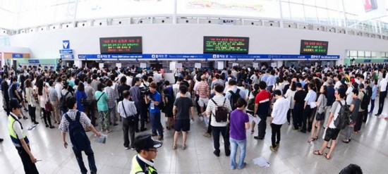 首尔市民火车站打地铺抢购中秋车票