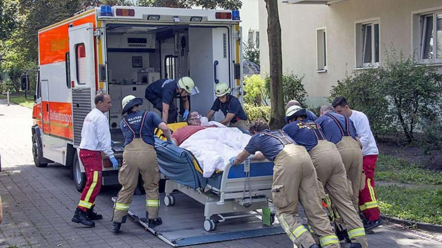 德国325公斤胖女人被叉车抬出屋子送医院