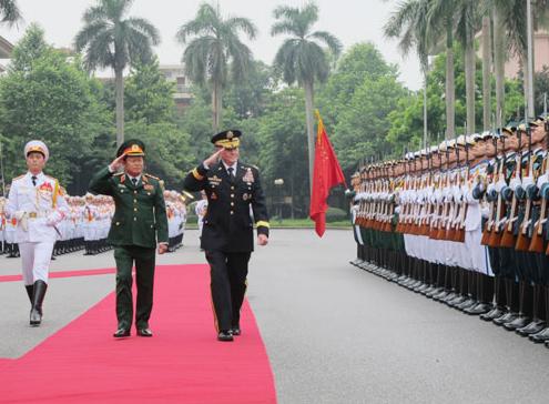 美国参谋长联席会议主席登普西首次访问越南