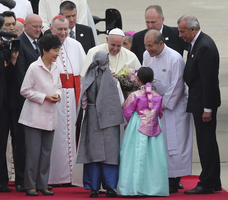 罗马教皇时隔25年再访韩 朴槿惠亲赴机场迎接