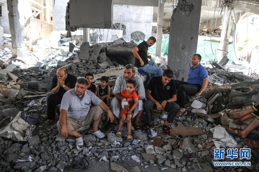 （国际）（1）加沙人在清真寺废墟中做礼拜