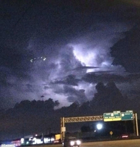 美国网友晒图称看见UFO 漂浮云层灯光闪烁(图)
