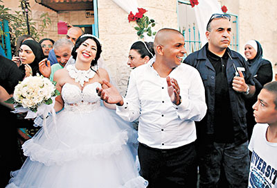 巴以情侣成婚 以色列示威者试图抢新娘被捕(图)