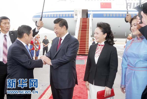 8月21日，国家主席习近平抵达乌兰巴托，开始对蒙古国进行国事访问。习近平和夫人彭丽媛在机场受到蒙古国总理阿勒坦呼亚格夫妇热情迎接。新华社记者鞠鹏摄