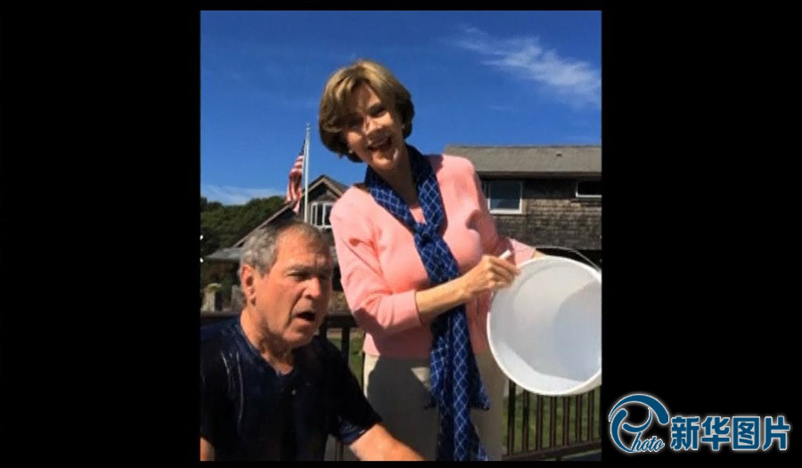 美前总统小布什接受冰桶挑战点名克林顿