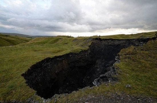 英国一处牧场现30米宽神秘坑洞 深不见底(图)