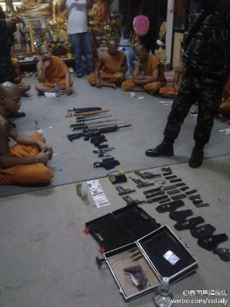 泰国军方搜查寺庙 查获枪支毒品和黄色碟片(图)