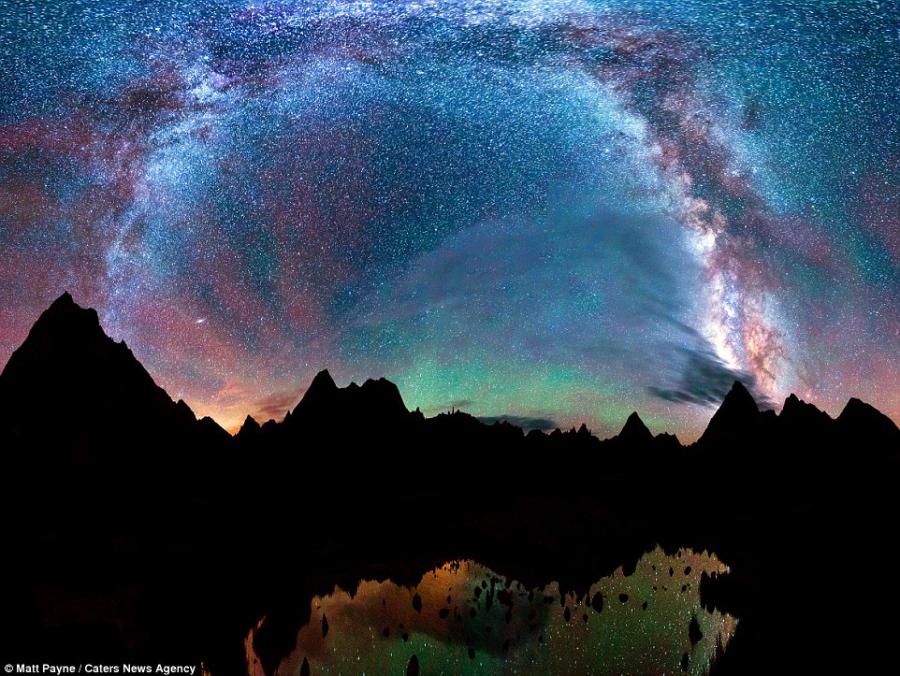 灿烂银河：摄影师捕捉夜空美景 繁星满天美景醉人