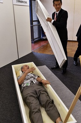 日本举办殡葬展 参观者躺进棺材体验身后服务(图)