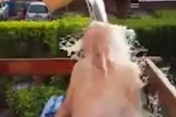 英102岁老人成“冰桶挑战”最高龄参加者