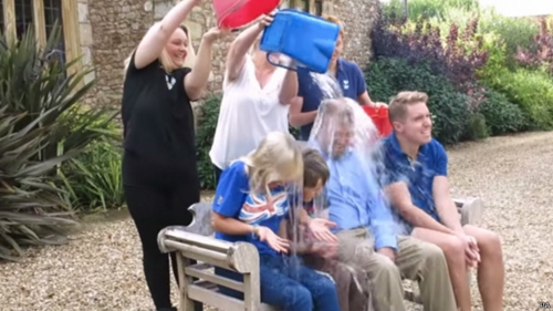 72岁霍金接受“冰桶挑战” 其3子女代父挨水浇（图）