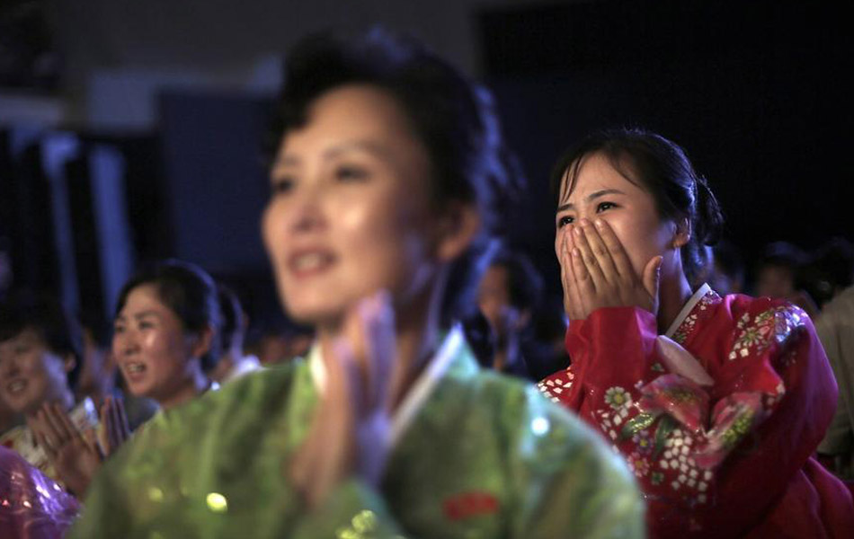 朝鲜女观众被美国摔跤猛汉吓坏（组图）