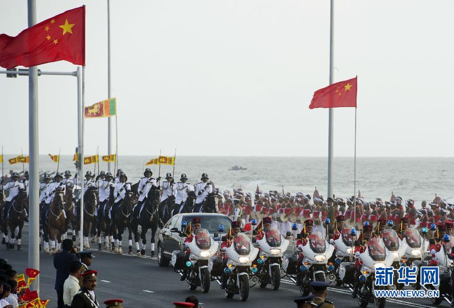 9月16日，斯里兰卡总统拉贾帕克萨在科伦坡为国家主席习近平举行盛大欢迎仪式。这是习近平和夫人彭丽媛乘坐的专车在摩托车队和骑兵队护卫下驶入欢迎仪式现场。新华社记者谢环驰摄