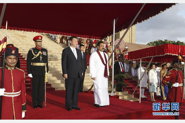 9月16日，斯里兰卡总统拉贾帕克萨在科伦坡为国家主席习近平举行盛大欢迎仪式。 新华社记者鞠鹏摄 