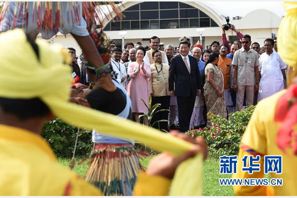 9月17日，国家主席习近平抵达古吉拉特邦艾哈迈达巴德市，开始对印度进行国事访问。这是印度青年跳起古吉拉特邦传统舞蹈，欢迎习近平和夫人彭丽媛。新华社记者 马占成 摄