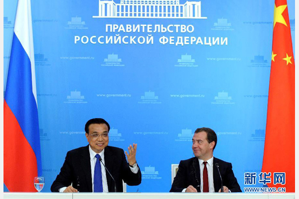 10月13日，中国国务院总理李克强与俄罗斯总理梅德韦杰夫在莫斯科举行中俄总理第十九次定期会晤后共同会见记者。 新华社记者 饶爱民 摄